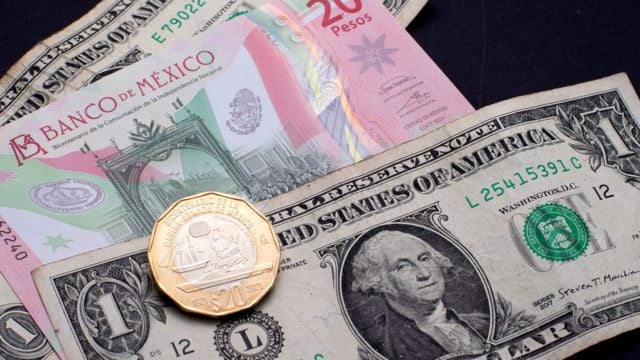 Peso se deprecia y regresa a niveles por encima de 18 unidades por dólar; BMV también cae