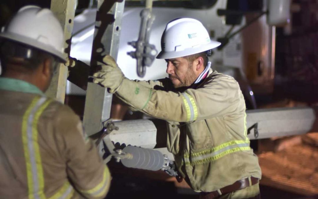 AMLO se dice ‘muy feliz’ con trabajadores electricistas, petroleros, de la salud y maestros