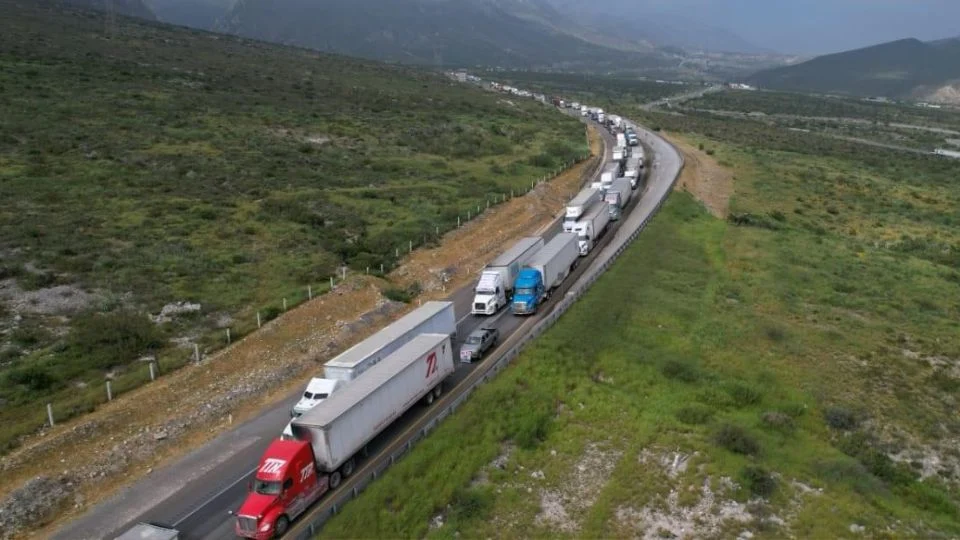 Caravana de tráileres se acerca a Monterrey dejando caos vial en carreteras