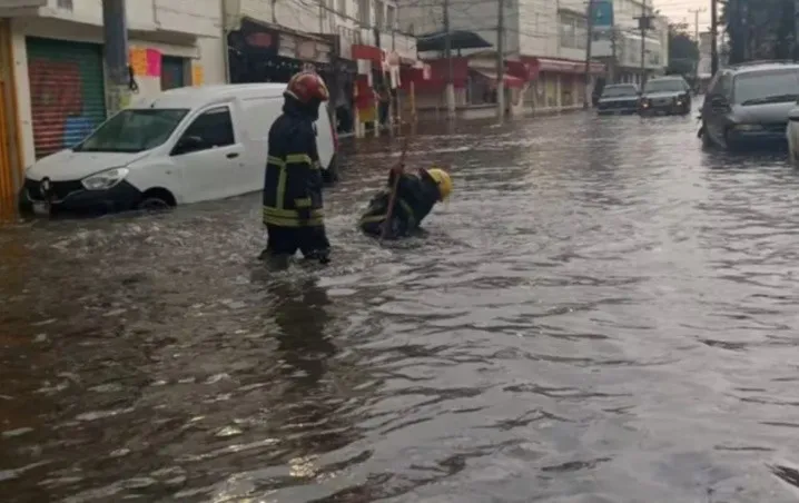 Fuertes lluvias causan inundaciones en Naucalpan, Edomex