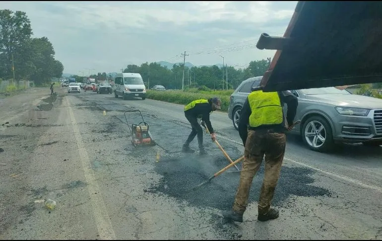 Reparan baches en carretera a Morelia