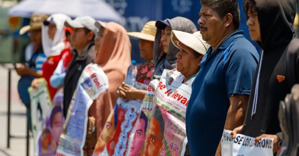 Resguardan el Zócalo por reunión de AMLO con familiares de los 43