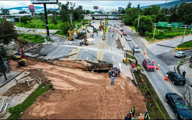 Por riesgo del socavón, no abrirán tercer carril en López Mateos