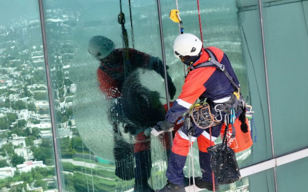 CONTINÚAN LOS TRABAJOS DE MANTENIMIENTO EN TORRE BICENTENARIO