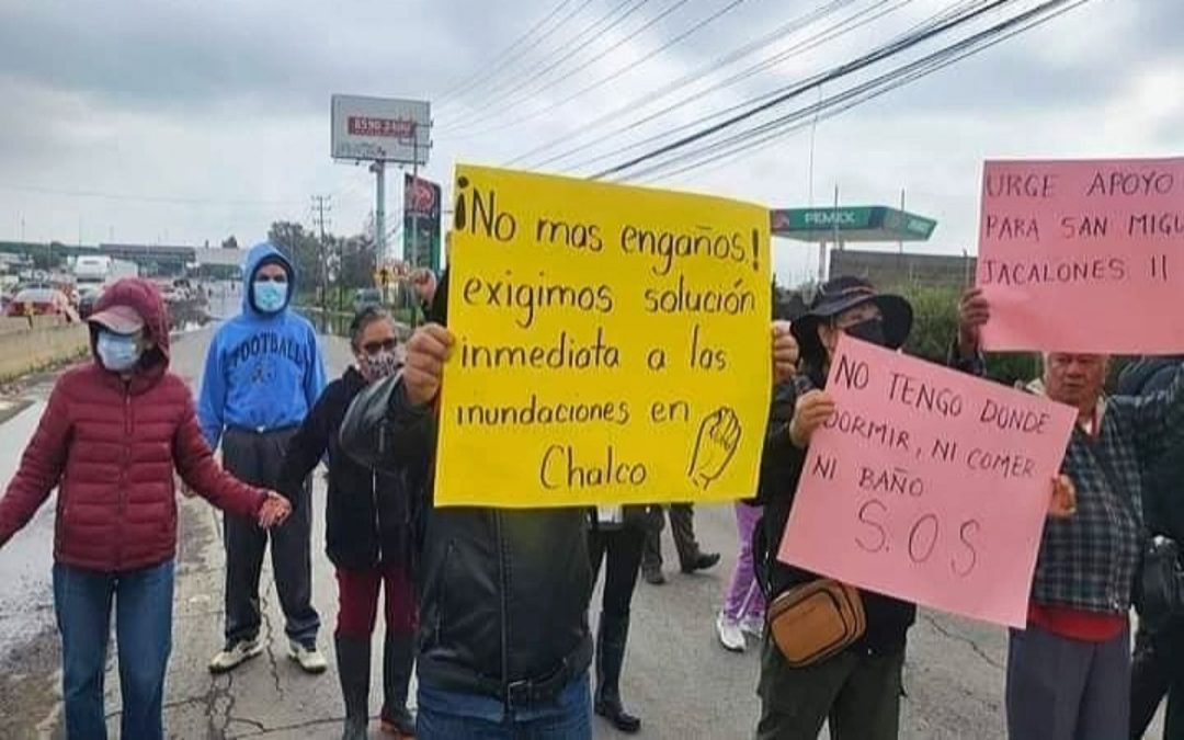 Bloquean carretera México – Cuautla; exigen apoyos tras inundaciones en Chalco