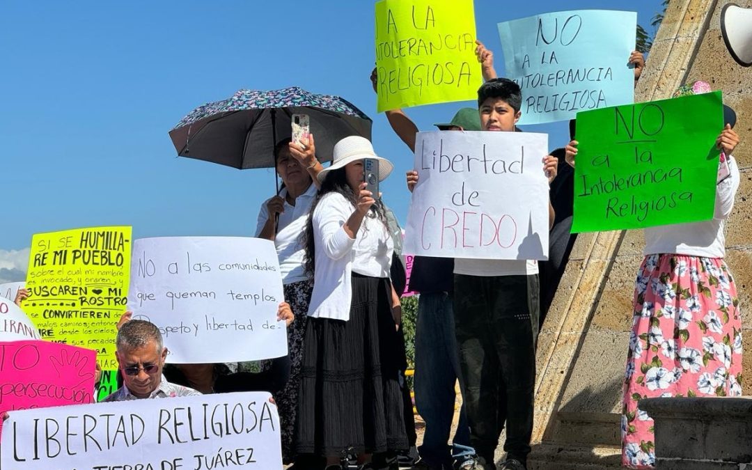 Desplazan a familias en Oaxaca por no profesar la religión católica