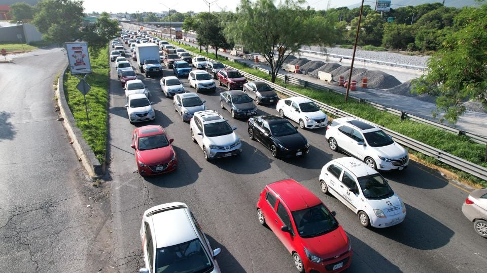 Regreso a clases paraliza tráfico en avenidas de la zona metropolitana