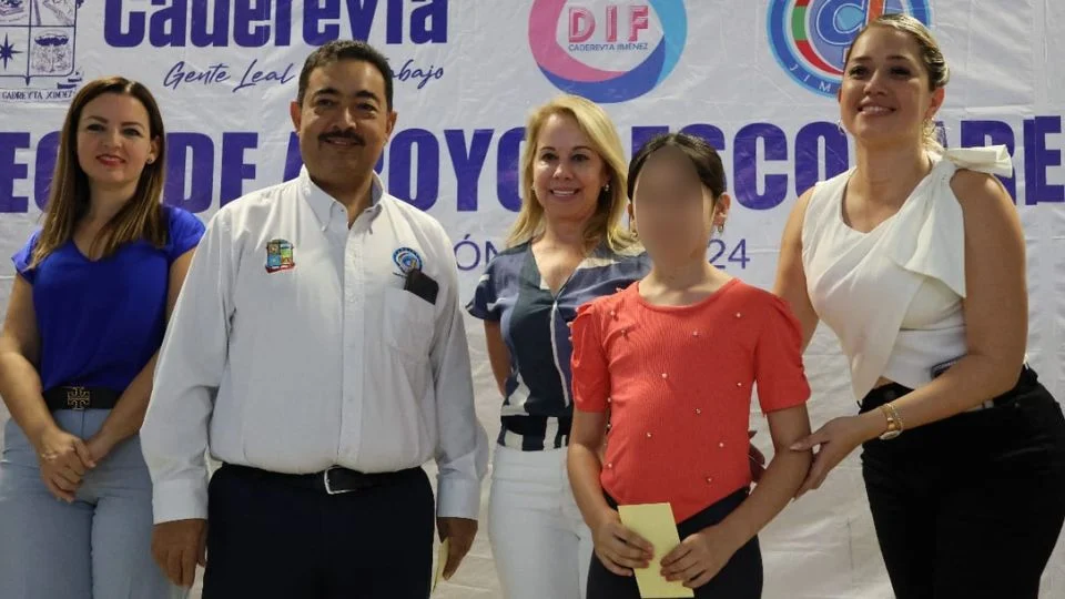 Entregan mil becas a estudiantes de educación básica en Cadereyta