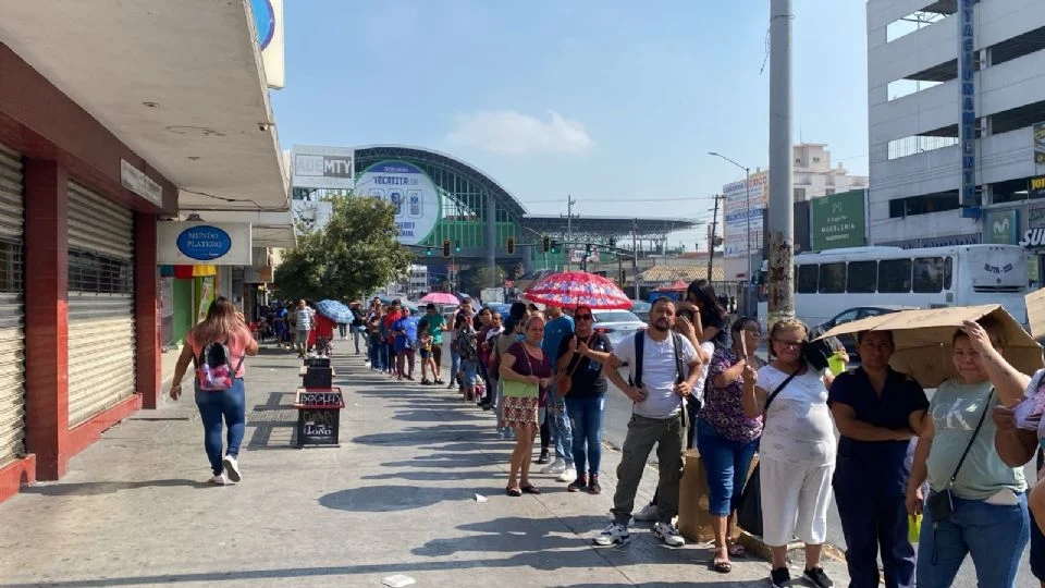 Largas filas para compras del regreso a clases en Monterrey