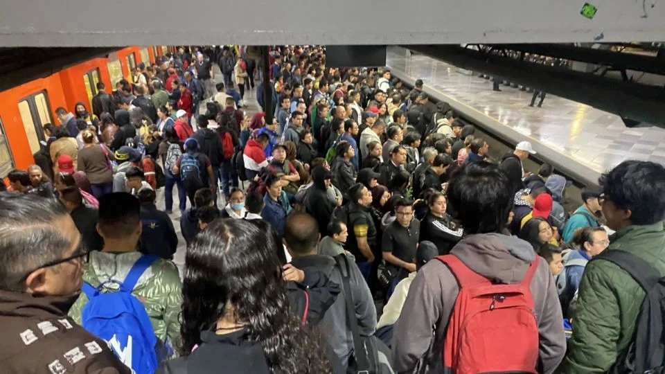 METRO CDMX: Líneas 8 y B con retrasos y aglomeraciones en estas estaciones