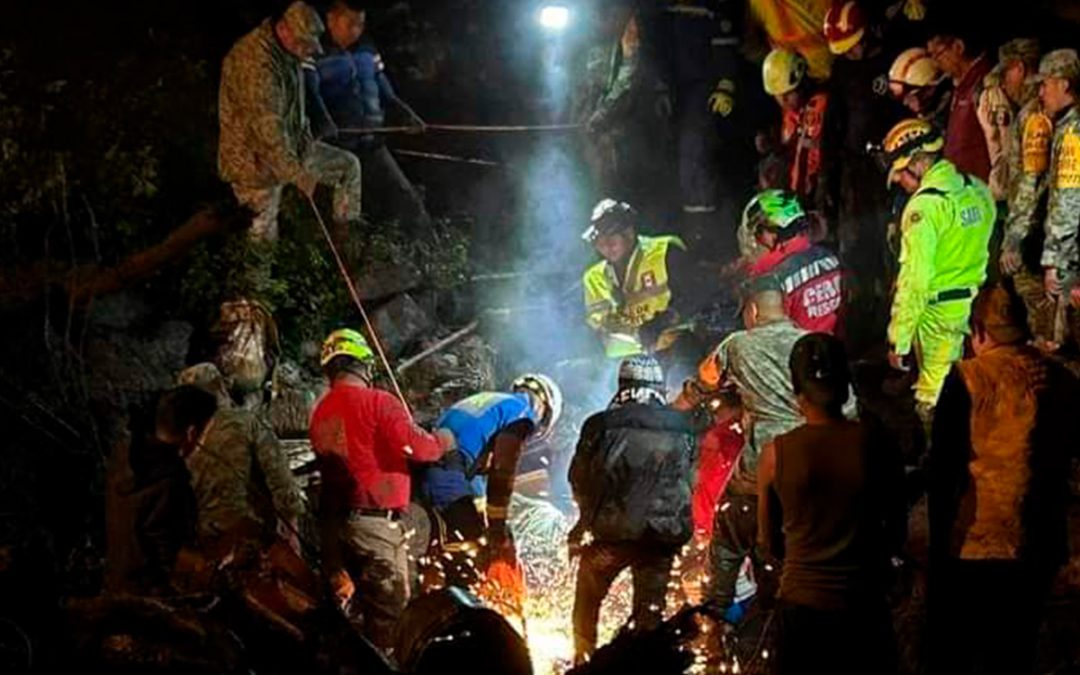 Rescatan a tres personas atrapadas en deslave de cerro en Jilotzingo