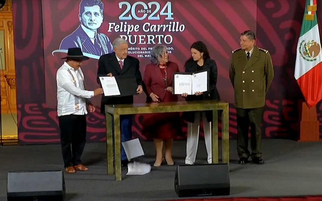 AMLO firma reformas constitucionales en su última conferencia ‘mañanera’ y se le caen al suelo