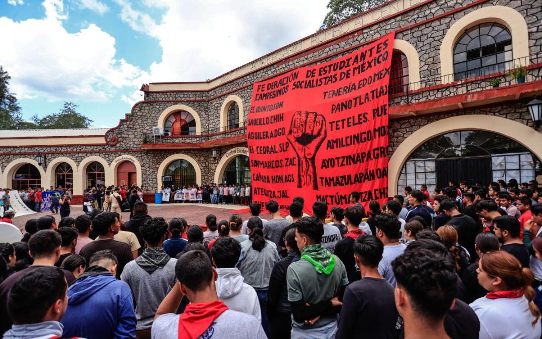 Ayotzinapa grita contra la represión tras diez años de lucha e incertidumbres