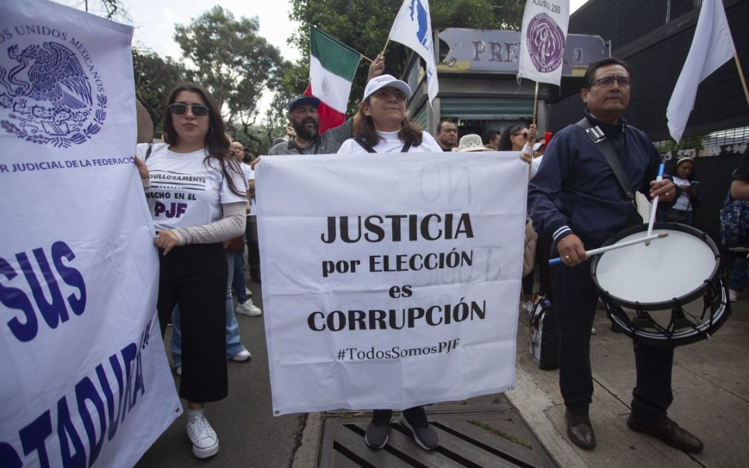 Trabajadores judiciales bloquean Periférico; protestan contra reforma frente al INE