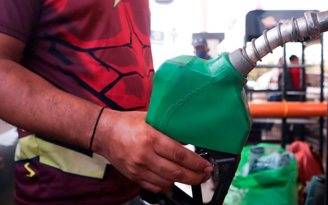 Petróleo sube tras anuncio de Trump de aranceles al acero y aluminio