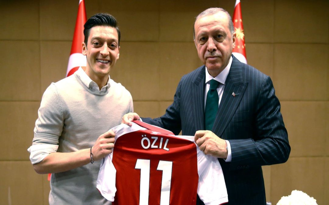 Incursiona Mesut Özil en la política turca