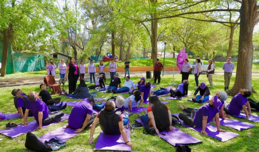 Trabaja voluntariado de SEBIEN con personas con debilidad visual