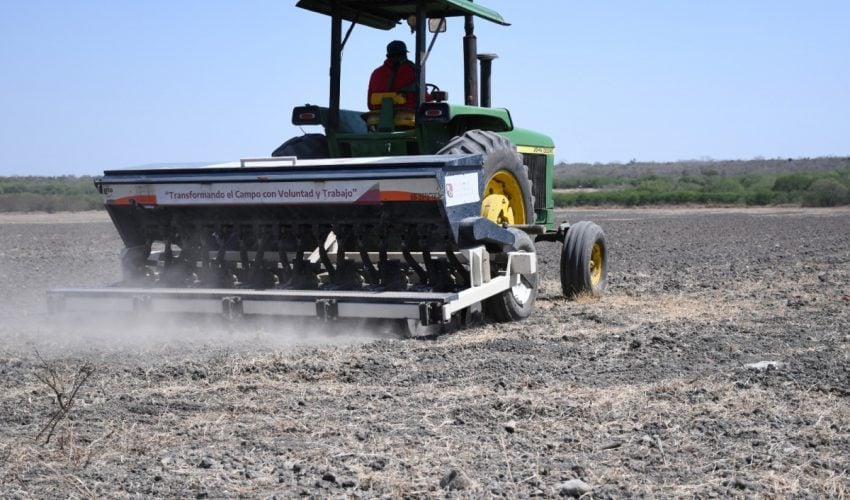 Facilita Gobierno del Estado sembradoras a productores de arroz