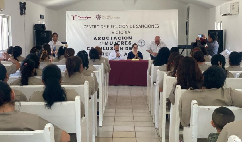 Mujeres del CEDES Victoria asisten a conferencia “Violencia en las Relaciones”