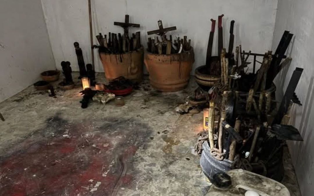 Hallan objetos rituales y restos humanos en casa de exfuncionario de Tequesquitengo