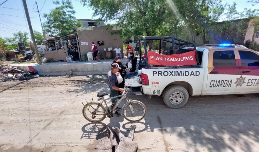 Preserva Guardia Estatal seguridad y entrega donativos en sectores afectados por inundación