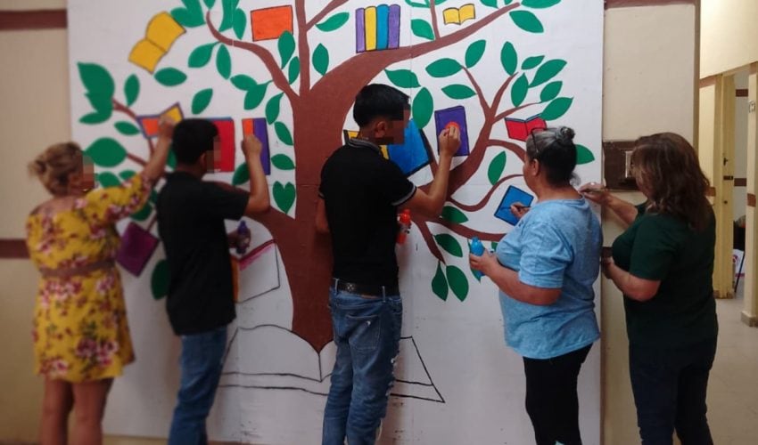 Adolescentes en externamiento crean mural ‘’El árbol de los libros’’