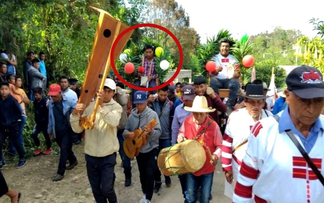 Alcalde en Chiapas pide que lo carguen en hombros para autorizar obra