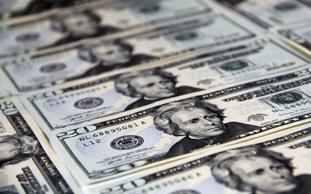 Dólar sigue cayendo por ataques de Donald Trump a titular de la Fed