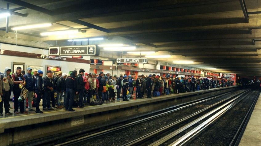 Usuario cae a las vías del Metro de la Línea 9 y detienen el servicio; presuntamente se arrojó