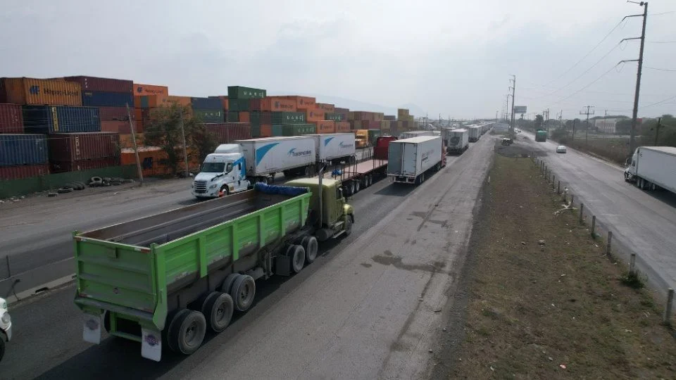Denuncian tráfico y recarpeteo deficiente en Libramiento Noroeste