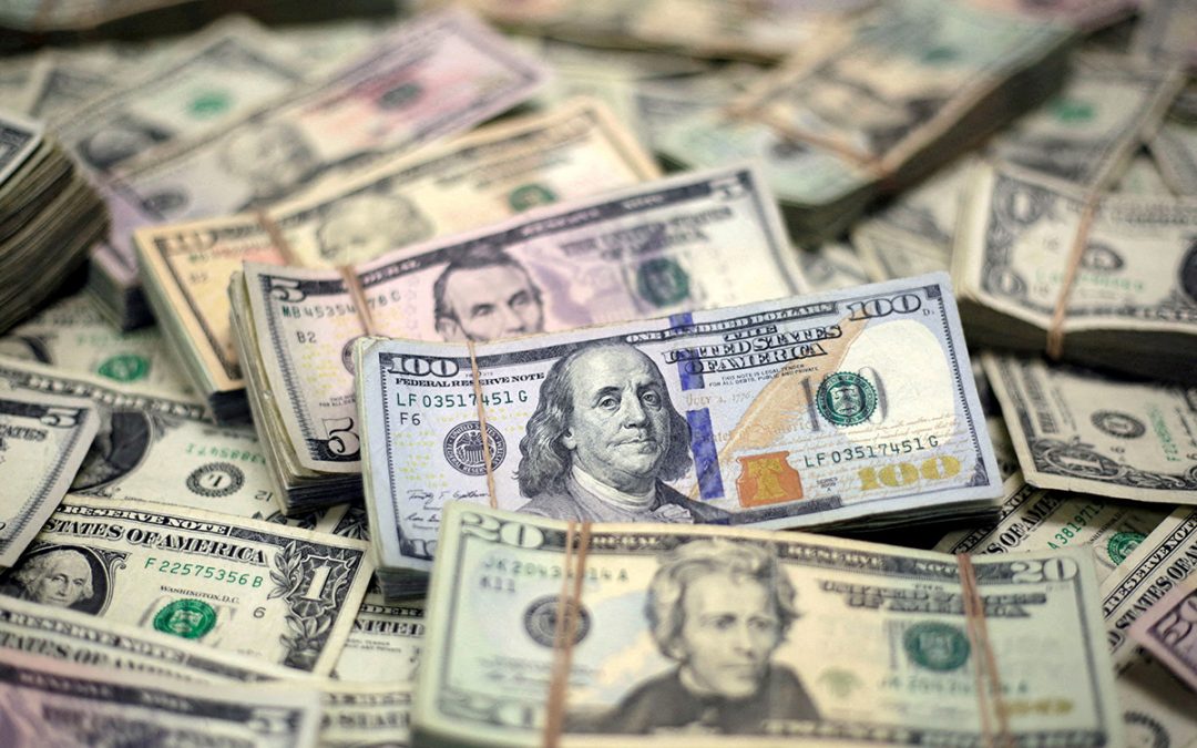 Dólar se desploma tras los ataques de Trump a la Fed