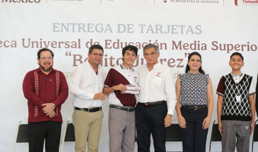 Entrega gobernador a estudiantes de la zona sur becas federales “Benito Juárez”