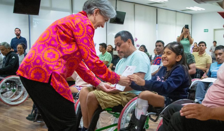 DIF Tamaulipas, Vida Independiente y Oxxo entregan sillas de ruedas a personas con discapacidad