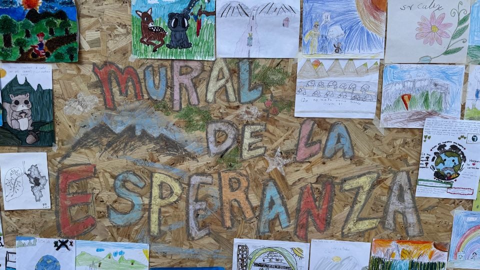 Niños pintan mural para generar conciencia sobre la crisis ambiental en Nuevo León
