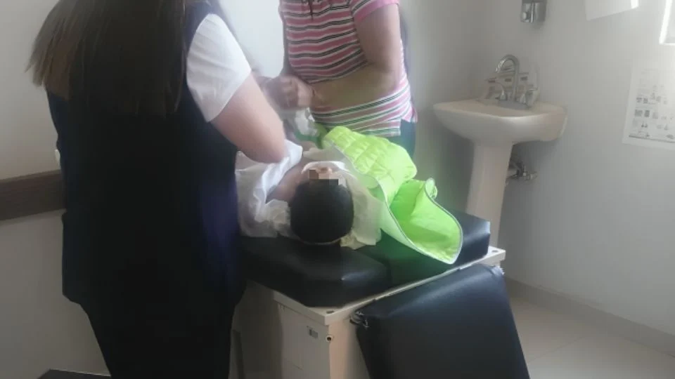 Elementos de Fuerza Civil salvan la vida a bebé tras caer a cubeta con agua en NL