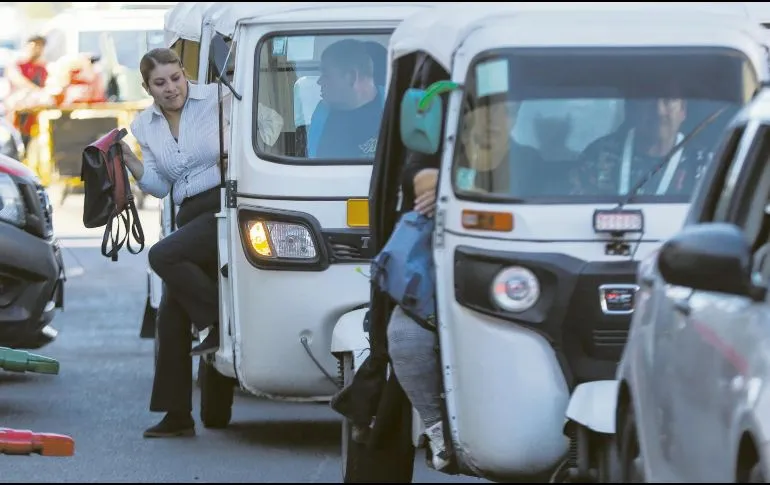 Mototaxis circulan llenos y por zonas prohibidas