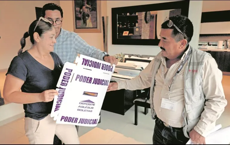 Pese a prohibición del TEPJF, reparten acordeones antes de elección judicial