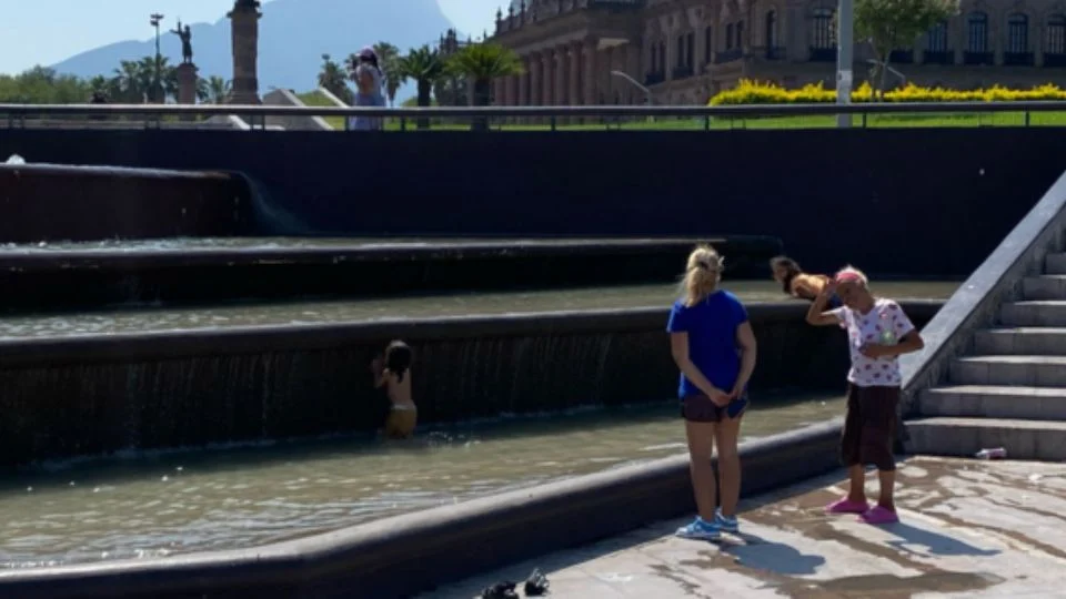 Regios mitigan el calor en las fuentes del centro de Monterrey