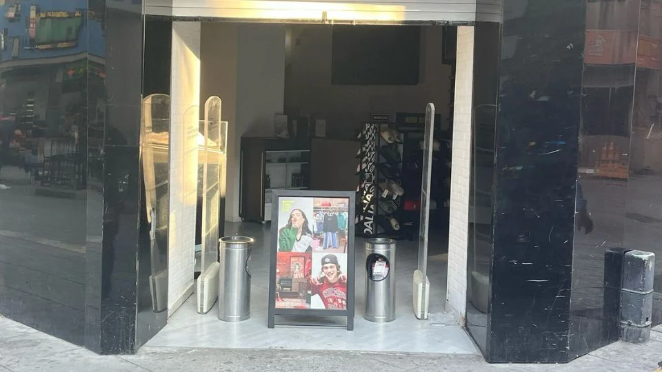 Apagón afecta a locales del Paseo Morelos en Monterrey