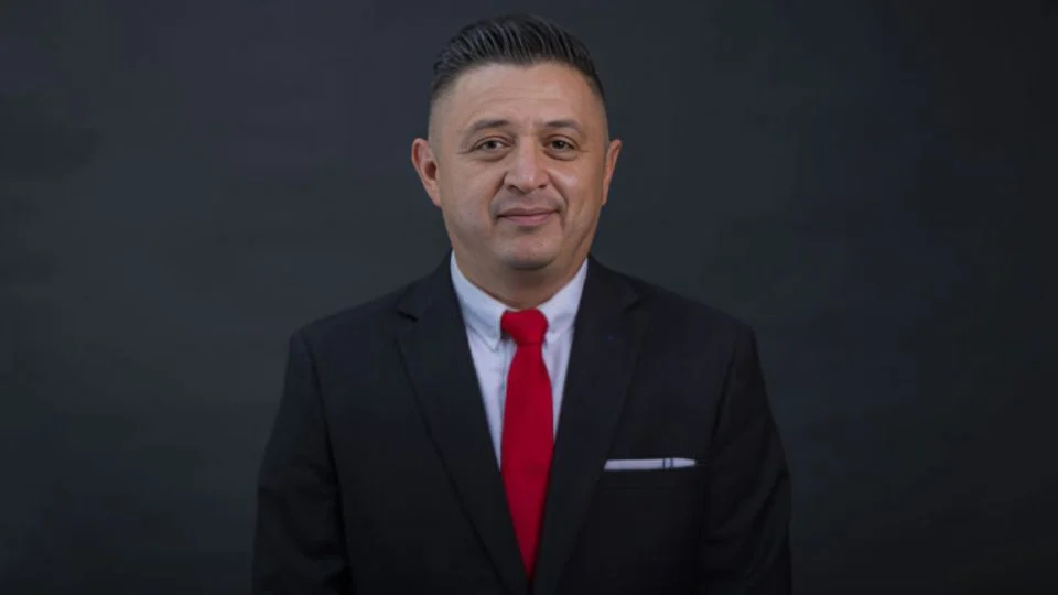 César Garza pide a regidor de Apodaca renunciar tras video de agresión a su pareja