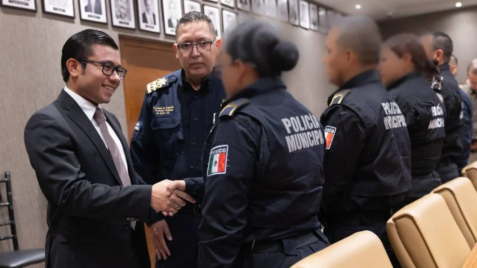 Félix Arratia reconoce a policías de Juárez, NL por valentía en actos de servicio