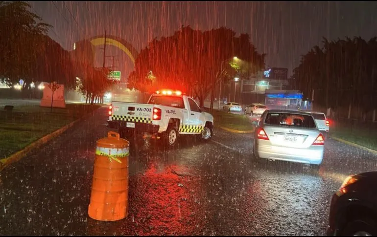 Lluvia deja cierres viales en la ZMG