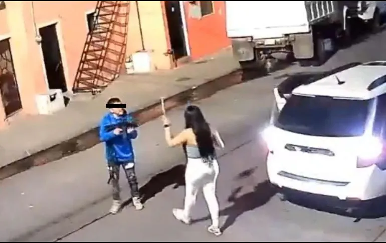 Sujeto asesina a una mujer con un arma larga en Guadalajara y queda videograbado