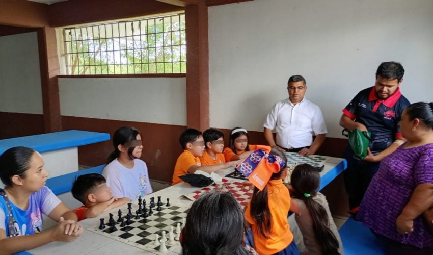 Practican adolescentes en externamiento ajedrez y boxeo