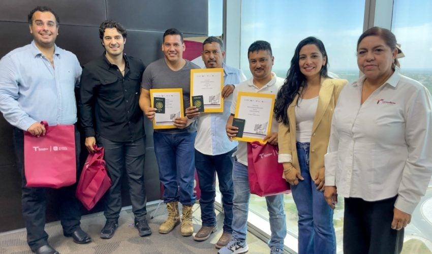 Entrega STPS sobres de viaje a trabajadores que participarán en programas de empleo en el extranjero en Estados Unidos y Alemania
