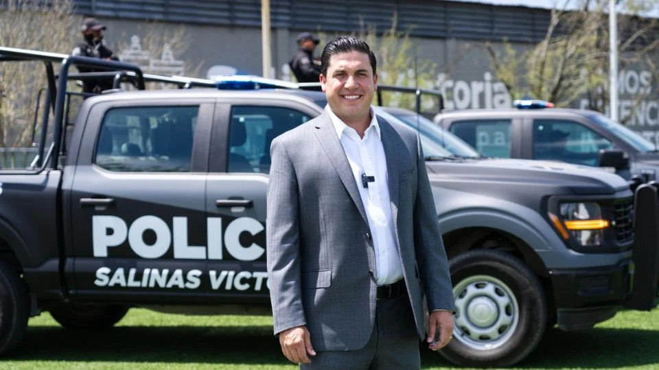 Alcalde de Salinas Victoria entrega patrullas y motocicletas a policía municipal