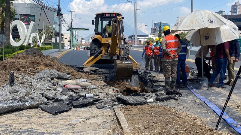 Reabrirán hoy carril lateral de Lázaro Cárdenas tras reparación de fuga en San Pedro