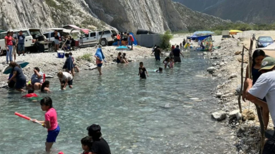 Regios mitigan el calor con un chapuzón en La Huasteca