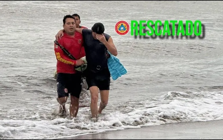 Rescatan a una persona en riesgo de ahogamiento en playa de Puerto Vallarta