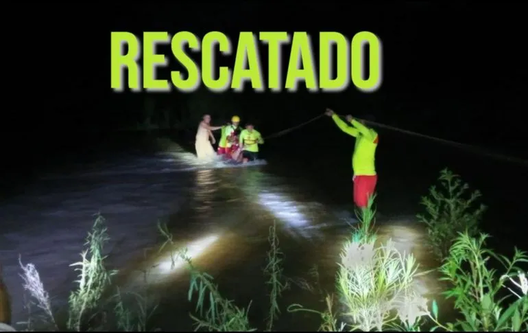 Guardavidas de Puerto Vallarta rescatan a joven atrapado en un islote